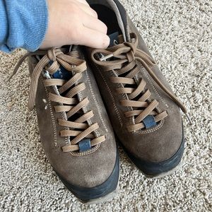 Hiking shoe